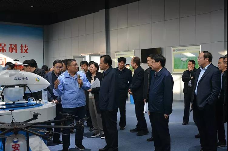 副省长刘伟和观摩团领导一行到公司展厅参观